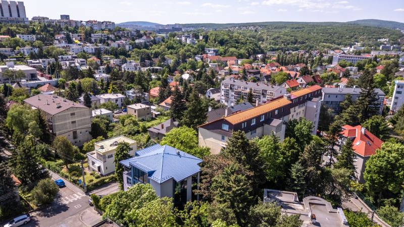 BabonyTRE_PREDAJ_budova_administratívna_pohlad na siroke_okolie_v pozadí_Karlová Ves_Dúbravka_Stare_Mesto_Kubaniho.jpg